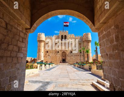 Zitadelle von Qaitbay, berühmte mittelalterliche Festung, erbaut am Ort des Leuchtturms von Alexandria, Ägypten Stockfoto