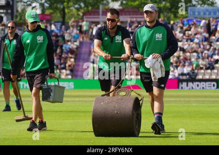 Southampton, 6. August 2023. Das Bodenpersonal des Ageas Bowl verlässt das Feld, nachdem es während der Pause auf dem Platz gearbeitet hat, im Southern Brave gegen Northern Superchargers Men's Hundert Wettbewerb beim Ageas Bowl, Southampton. Kredit: Colin Edwards/Alamy Live News Stockfoto