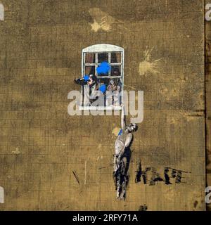 "Gut gehatener Liebhaber", ein bedecktes Wandbild im Zentrum von Bristol, das Banksy zugeschrieben wird. Sichtbar von der Park Street, Bristol. August 2023. Sommer Stockfoto