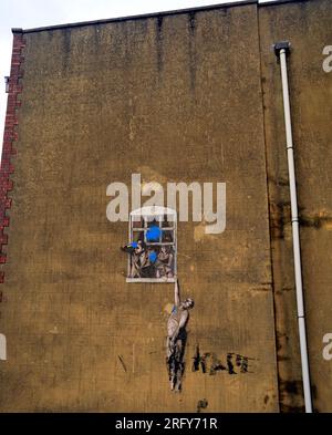 "Gut gehatener Liebhaber", ein bedecktes Wandbild im Zentrum von Bristol, das Banksy zugeschrieben wird. Sichtbar von der Park Street, Bristol. August 2023. Sommer Stockfoto