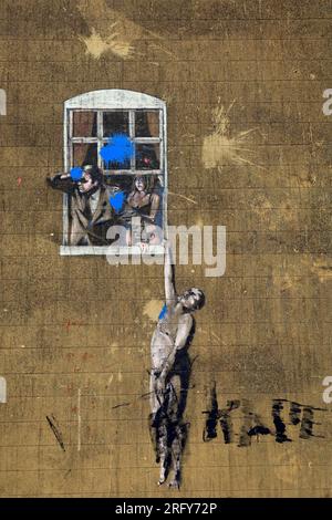 "Gut gehatener Liebhaber", ein bedecktes Wandbild im Zentrum von Bristol, das Banksy zugeschrieben wird. Sichtbar von der Park Street, Bristol. August 2023. Sommer Stockfoto