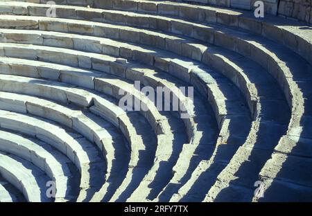 Die archäologische Stätte am römischen Amphitheater Kom El Bekka im Zentrum von Alexandria am Mittelmeer in Ägypten in Nordafrika. E Stockfoto