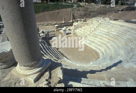 Die archäologische Stätte am römischen Amphitheater Kom El Bekka im Zentrum von Alexandria am Mittelmeer in Ägypten in Nordafrika. E Stockfoto