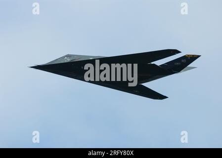 Lockheed F-117 Nighthawk Stealth Fighter, Tarnbombenflugzeug mit zwei Triebwerken, entwickelt von Lockheeds geheimnisvollen Skunk Works. USAF Jet Stockfoto