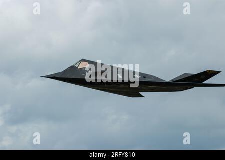 Lockheed F-117 Nighthawk Stealth Fighter, Tarnbombenflugzeug mit zwei Triebwerken, entwickelt von Lockheeds geheimnisvollen Skunk Works. USAF Jet Stockfoto