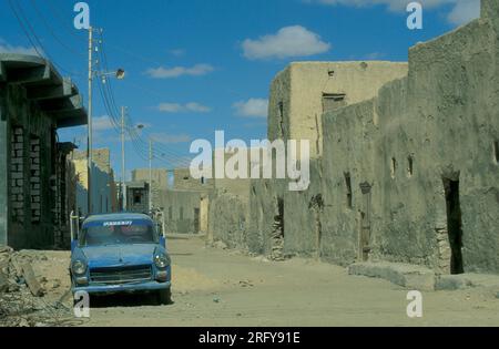 Die Stadt und Oase von Farafra in der libyschen oder ägyptischen Esterwüste in Nordafrika. Ägypten, Farafra, März 2000 Stockfoto