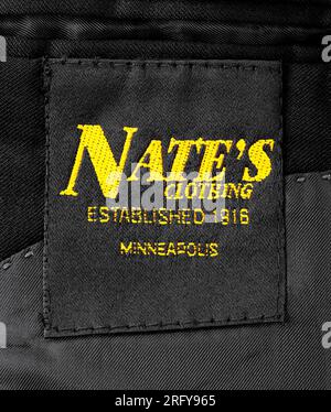 Nate's Bekleidungsetikett in einen maßgeschneiderten Anzug aus schwarzer Wolle eingenäht. Nate’s war ein Familienunternehmen in Minneapolis, das 1916 von Nathan Witebsky gegründet wurde. Stockfoto