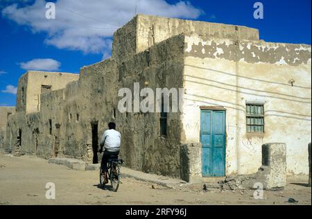 Ein Haus in der Stadt und Oase von Farafra in der libyschen oder Esterwüste Ägyptens in Nordafrika. Ägypten, Farafra, März 2000 Stockfoto