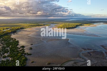 Great Sandy Strait in Australien trennt das Festland Queensland von Fraser Island, von Hervey Bay bis Inskip Point, Tourismus und kommerzielles Angeln, man Stockfoto