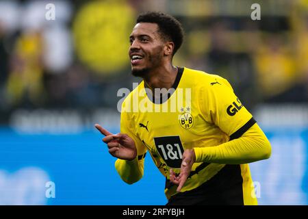 Dortmund, Deutschland. 06. Aug. 2023. Fußball: Testspiele, Borussia Dortmund - Ajax Amsterdam. Dortmunds Felix Nmecha feiert nach seinem Tor für 3:1. Kredit: Marius Becker/dpa - WICHTIGER HINWEIS: Gemäß den Anforderungen der DFL Deutsche Fußball Liga und des DFB Deutscher Fußball-Bund ist es verboten, im Stadion aufgenommene Fotos und/oder das Spiel in Form von Sequenzbildern und/oder videoähnlichen Fotoserien zu verwenden oder verwenden zu lassen./dpa/Alamy Live News Stockfoto