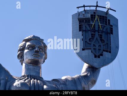 Kiew, Ukraine. 6. Aug. 2023. Blick auf das Motherland Monument in Kiew, das derzeit vom ukrainischen Dreizack errichtet wird. Das Denkmal „Mutterland“ befindet sich auf dem Gebiet des Nationalmuseums für die Geschichte der Ukraine im Zweiten Weltkrieg Es wurde 1981 erbaut und gilt als die höchste Skulptur in Europa. Am 3. Mai 2023 verabschiedete die Verkhowna Rada ein Gesetz, das die Zerschlagung von Denkmälern der sowjetischen und kaiserlichen Kultur erlaubt. Am 13. Juli erteilte die staatliche Inspektion für Architektur und Stadtplanung eine Genehmigung, das Emblem der UdSSR auf dem Schild des Denkmals durch das Ukra zu ersetzen Stockfoto