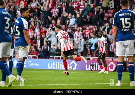 Sunderland, Großbritannien, 06/08/2023, Mittelfeldspieler Dan Neil 24 von Sunderland AFC feiert nach seinem Tor gegen Ipswich Town.Guthaben: Chris Fryatt/Alamy Live News Stockfoto