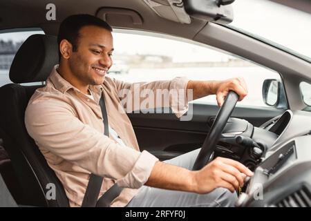 Nahöstlicher Fahrer Mann Drückt Knöpfe Auf Pannel Fahrautomatik Stockfoto