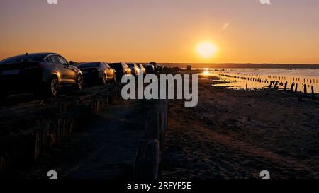 Sommeruntergang auf der Kuyalnik Salzmündung. Totes Meer in der Nähe von Odessa Ukraine. Stockfoto
