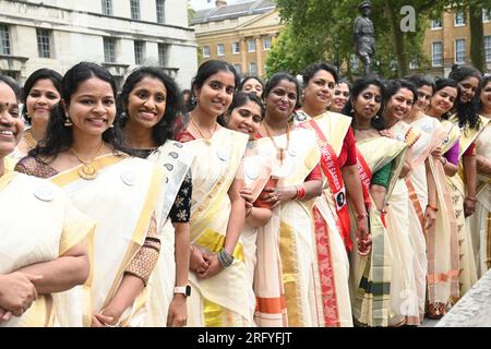 Whitehall, London, Großbritannien. 6. Aug. 2023. National Handloom Day: British Women in Sarees organisiert „Saree Walkathon 2023“ zur Unterstützung der indischen Tradition der Frauen, Handloomweber, Sarees of India. Indische Frauen sind stolz auf ihre Tradition, die seit über tausend Jahren besteht und heute noch täglich von indischen Frauen auf der ganzen Welt getragen wird. Die britische Kolonisierung Indiens über drei Jahrhunderte hat Indiens Tradition und Kultur überhaupt nicht verändert. Kredit: Siehe Li/Picture Capital/Alamy Live News Stockfoto