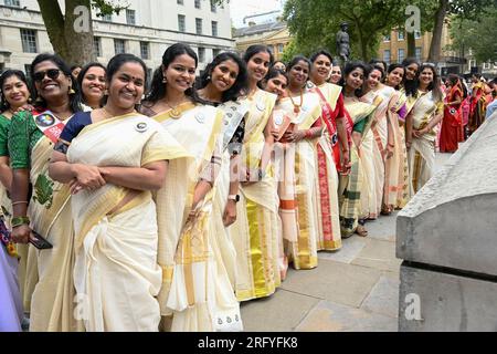 Whitehall, London, Großbritannien. 6. Aug. 2023. National Handloom Day: British Women in Sarees organisiert „Saree Walkathon 2023“ zur Unterstützung der indischen Tradition der Frauen, Handloomweber, Sarees of India. Indische Frauen sind stolz auf ihre Tradition, die seit über tausend Jahren besteht und heute noch täglich von indischen Frauen auf der ganzen Welt getragen wird. Die britische Kolonisierung Indiens über drei Jahrhunderte hat Indiens Tradition und Kultur überhaupt nicht verändert. Kredit: Siehe Li/Picture Capital/Alamy Live News Stockfoto