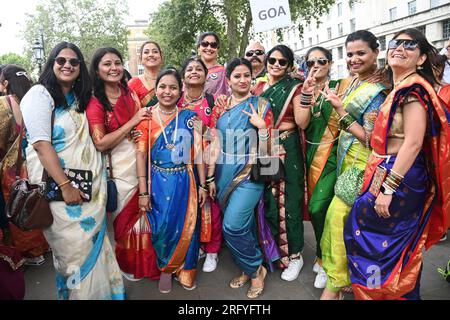 Whitehall, London, Großbritannien. 6. Aug. 2023. National Handloom Day: British Women in Sarees organisiert „Saree Walkathon 2023“ zur Unterstützung der indischen Tradition der Frauen, Handloomweber, Sarees of India. Indische Frauen sind stolz auf ihre Tradition, die seit über tausend Jahren besteht und heute noch täglich von indischen Frauen auf der ganzen Welt getragen wird. Die britische Kolonisierung Indiens über drei Jahrhunderte hat Indiens Tradition und Kultur überhaupt nicht verändert. Kredit: Siehe Li/Picture Capital/Alamy Live News Stockfoto