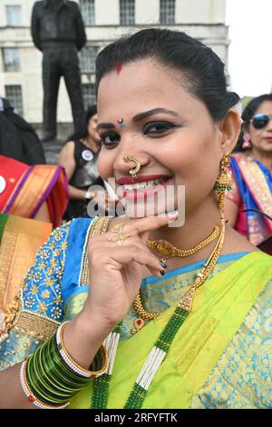 Whitehall, London, Großbritannien. 6. Aug. 2023. National Handloom Day: British Women in Sarees organisiert „Saree Walkathon 2023“ zur Unterstützung der indischen Tradition der Frauen, Handloomweber, Sarees of India. Indische Frauen sind stolz auf ihre Tradition, die seit über tausend Jahren besteht und heute noch täglich von indischen Frauen auf der ganzen Welt getragen wird. Die britische Kolonisierung Indiens über drei Jahrhunderte hat Indiens Tradition und Kultur überhaupt nicht verändert. Kredit: Siehe Li/Picture Capital/Alamy Live News Stockfoto