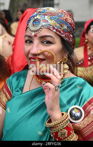 Whitehall, London, Großbritannien. 6. Aug. 2023. National Handloom Day: British Women in Sarees organisiert „Saree Walkathon 2023“ zur Unterstützung der indischen Tradition der Frauen, Handloomweber, Sarees of India. Indische Frauen sind stolz auf ihre Tradition, die seit über tausend Jahren besteht und heute noch täglich von indischen Frauen auf der ganzen Welt getragen wird. Die britische Kolonisierung Indiens über drei Jahrhunderte hat Indiens Tradition und Kultur überhaupt nicht verändert. Kredit: Siehe Li/Picture Capital/Alamy Live News Stockfoto