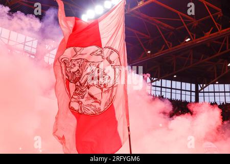 06-08-2023: Sport: Borussia Dortmund gegen Ajax (freundlich) DORTMUND, DEUTSCHLAND - AUGUST 6: Fans von Ajax mit Feuerwerk während des Spiels Pre-Season Friend Stockfoto