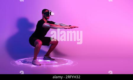 Sportler, der Squats macht und dabei eine VR-Brille trägt, Kopierraum Stockfoto
