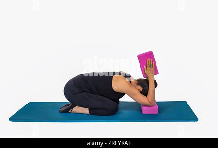 Trauma-Freisetzungs-Übungen, Seniorin in den 60ern, Körperkraft- und Genesungsübungen auf einer Matte Stockfoto