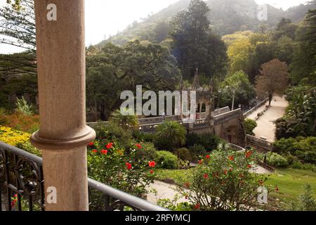 Faszinierende Mischung aus komplizierter gotischer Architektur und reicher Geschichte in Quinta da Regaleira, einem zeitlosen Schatz in Sintra, Portugal Stockfoto