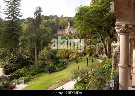 Faszinierende Mischung aus komplizierter gotischer Architektur und reicher Geschichte in Quinta da Regaleira, einem zeitlosen Schatz in Sintra, Portugal Stockfoto