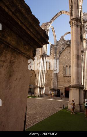 Flüstern der Geschichte widerspiegeln sich durch die antiken Bögen des Convento do Carmo, ein faszinierender Einblick in Lissabons Vergangenheit und architektonische Pracht Stockfoto