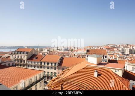 Fesselndes Lissabon von oben: Die Dachterrasse enthüllt das Herz der Stadt und verbindet historischen Charme, urbane Atmosphäre und lebendige Straßenszenen Stockfoto