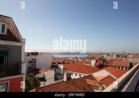 Fesselndes Lissabon von oben: Die Dachterrasse enthüllt das Herz der Stadt und verbindet historischen Charme, urbane Atmosphäre und lebendige Straßenszenen Stockfoto