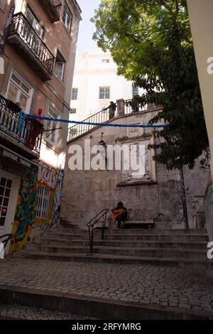 Bairro Altos lebhafte Straßen enthüllen Geschichten über Lissabons Leben: Ein lebendiger Wandteppich aus Kultur, Farben und fesselnden Momenten, die in der Zeit eingefroren sind Stockfoto