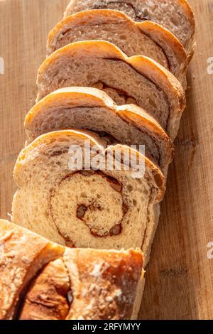 Frisch gebackenes, hausgemachtes Brot, geschnitten und auf dem Tisch, frisch zu essen, gesund und lecker Stockfoto