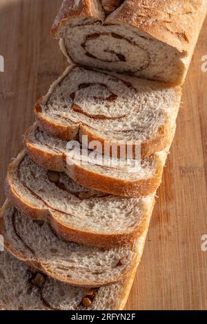 Frisch gebackenes, hausgemachtes Brot, geschnitten und auf dem Tisch, frisch zu essen, gesund und lecker Stockfoto