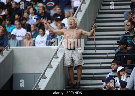 London, Großbritannien. 6. Aug. 2023. Ein Spurs-Fan singt während des Freundschaftsspiels zwischen Tottenham Hotspur und Shakhtar Donetsk im Tottenham Hotspur Stadium in London, England (Alexander Canillas/SPP) Kredit: SPP Sport Press Photo. Alamy Live News Stockfoto