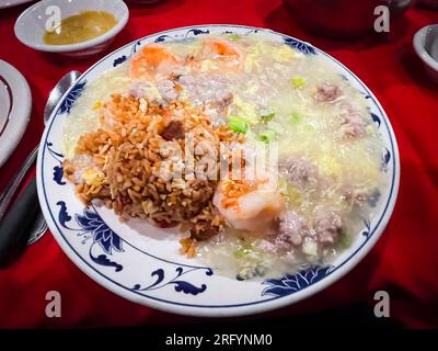 Wantagh, NY - USA - 22. Juli 2023 Horizontale Ansicht eines Tellers Garnelen mit Hummersauce und gebratenem Schweinereis in einem klassischen kantonesischen Restaurant. Stockfoto