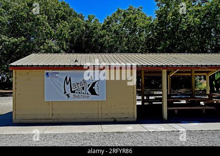 Marsh Hawk Day Camp-Banner an der Seite des Cann Park-Toilettengebäudes in Union City, Kalifornien Stockfoto