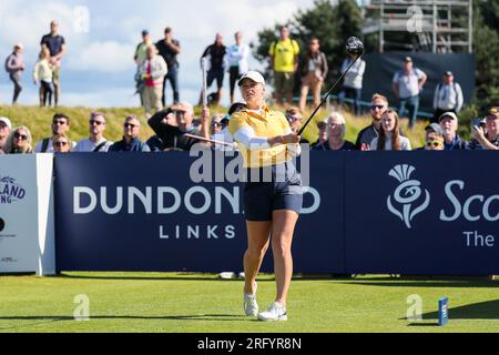 Irvine, Großbritannien. 06. Aug. 2023. Die vierte und letzte Runde des Women's Open Golf Turniers, gespielt über Dundonald Links in der Nähe von Irvine, Ayrshire, Schottland, Großbritannien, wurde von Celine Boutier aus Frankreich mit einem Ergebnis von 15 Under gewonnen. Sie spielte die letzte Runde mit Maja stark aus Schweden und Patty Tavatanakit aus Thailand. Stark fährt mit dem 18.-T-Stück davon. Kredit: Findlay/Alamy Live News Stockfoto