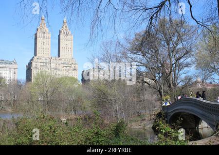 Blick auf San Remo vom Central Park. Blick auf die berühmte Bow Bridge im April. Stockfoto