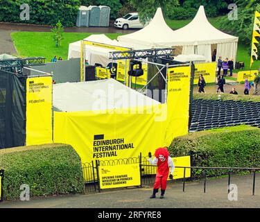 Edinburgh, Schottland, Großbritannien. 5. August 2023. Edinburgh International Festival der Bandstand in Princes Street Gardens fliegt vor dem auftauchenden Regen. Credit Gerard Ferry/Alamy Live News Stockfoto