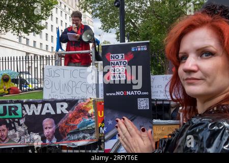 London, Großbritannien. 6 Aug 2023. Eine Kundgebung in der Downing Street verlangte von Großbritannien, die NATO zu verlassen und die Unterstützung für ihren anhaltenden Stellvertreterkrieg in der Ukraine einzustellen. Redner, zu denen die Journalisten Tony Gosling und Patrick Henningsen, der Dozent Niall McCrae und der ehemalige britische Botschafter in Syrien Peter Ford gehörten, erläuterten und belegten seine antirussische Tätigkeit von Anfang an, wobei Piers Corbyn seine Rede mit Klimaleugnung, Homophobie und ULEZ-Opposition beendete. Peter Marshall/Alamy Live News Stockfoto