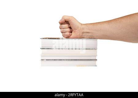 Eine männliche Faust auf einem Stapel Bücher mit transparentem Hintergrund Stockfoto