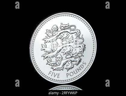 2023 von der Royal Mint ausgegebene fünf-Pfund-Münze aus Großbritannien mit dem Design „The Pride of England“ Three Lions Stockfoto