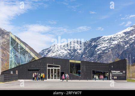 Klippen des Trollveggen (Trollmauer) Besucherzentrums, Trollstigen, Åndalsnes, Møre Og Romsdal County, Norwegen Stockfoto