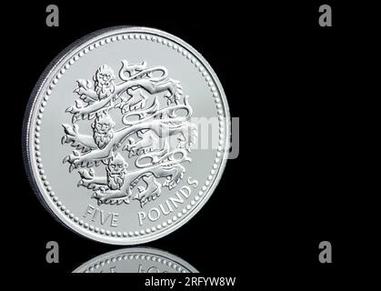 2023 von der Royal Mint ausgegebene fünf-Pfund-Münze aus Großbritannien mit dem Design „The Pride of England“ Three Lions Stockfoto