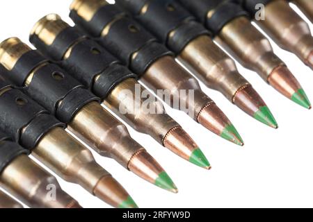 5,56mm Munitionsgürtel mit isolierten Patronen auf weißem Hintergrund Stockfoto