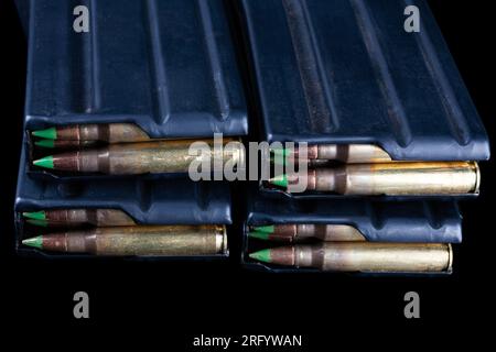5,56mm Munition in Zeitschriften auf schwarzem Hintergrund Stockfoto
