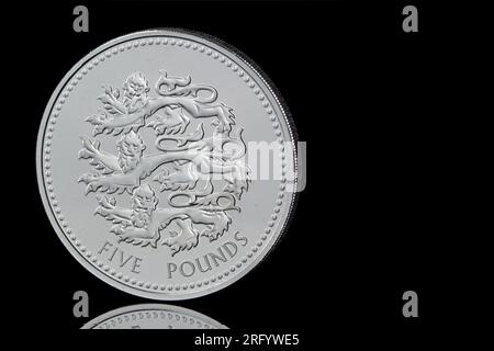 2023 von der Royal Mint ausgegebene fünf-Pfund-Münze aus Großbritannien mit dem Design „The Pride of England“ Three Lions Stockfoto