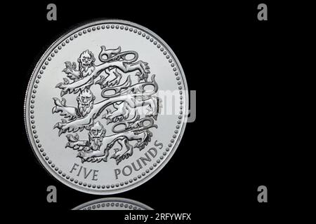 2023 von der Royal Mint ausgegebene fünf-Pfund-Münze aus Großbritannien mit dem Design „The Pride of England“ Three Lions Stockfoto