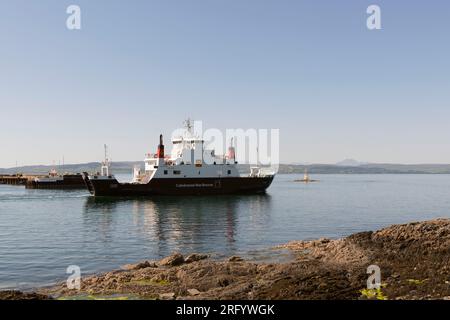 MS Coruisk, eine CalMac Autofähre, verlässt Mallaig Harbour an einem sonnigen Sommernachmittag auf dem Weg nach Armadale auf der Isle of Skye Stockfoto